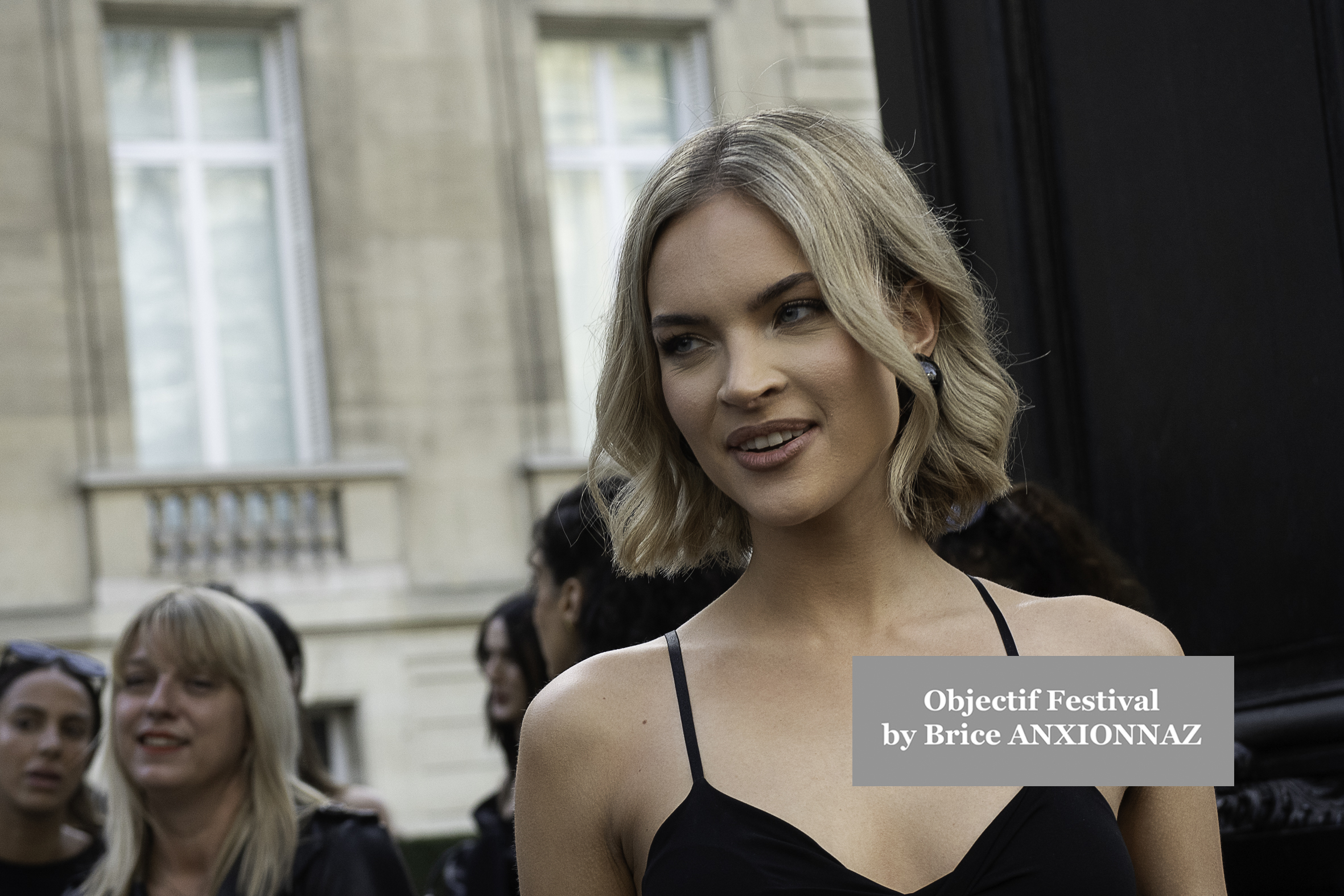 Photo streetstyle de Kim Cattrall - Streetstyle photos of guest arrivals at the Nina Ricci show lors du défilé Nina Ricci Spring 2025 à Streetstyle-photos-of-guest-arrivals-at-the-Nina-Ricci-show, Paris Fashion Week le 7 March 2025 par Brice ANXIONNAZ (Objectif Festival)
